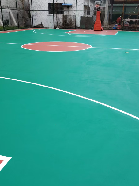 利通 球场长期使用易出现地面开裂